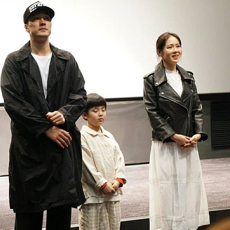 蘇志燮25日在韓國和女主角《雨妳再次相遇》蘇藝珍宣傳電影時的穿搭和抵台是同一套。圖／取自IG