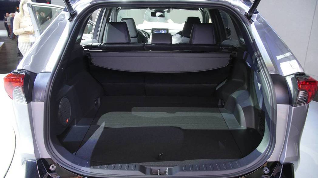 新世代Toyota RAV4後車箱空間，但原廠尚未公佈容量。 摘自Motor 1