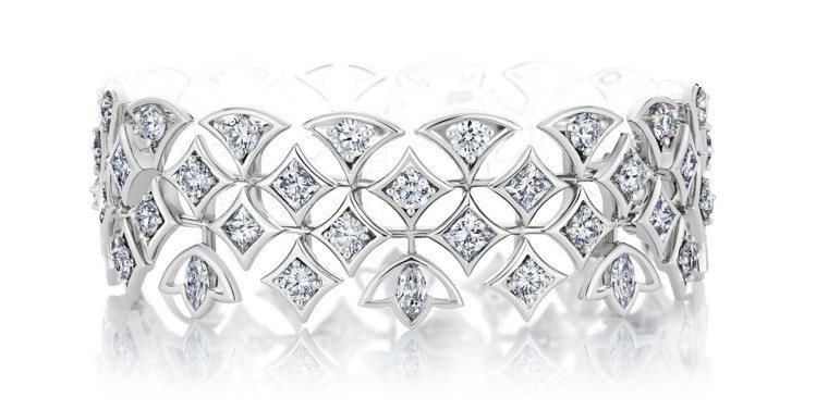 Radiating Lotus高級珠寶鑽石手鍊，323萬元。圖／De Beers...