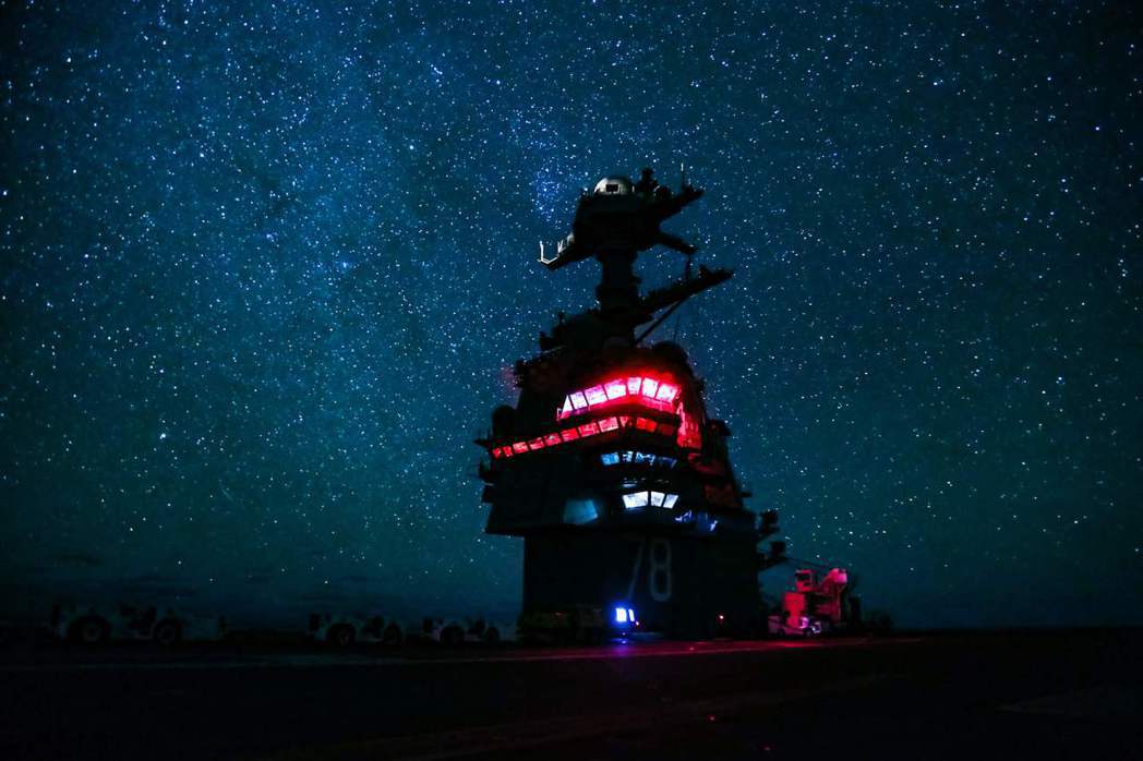 2017年12月，福特級航母「福特號」在夜間航行大西洋。 法新社