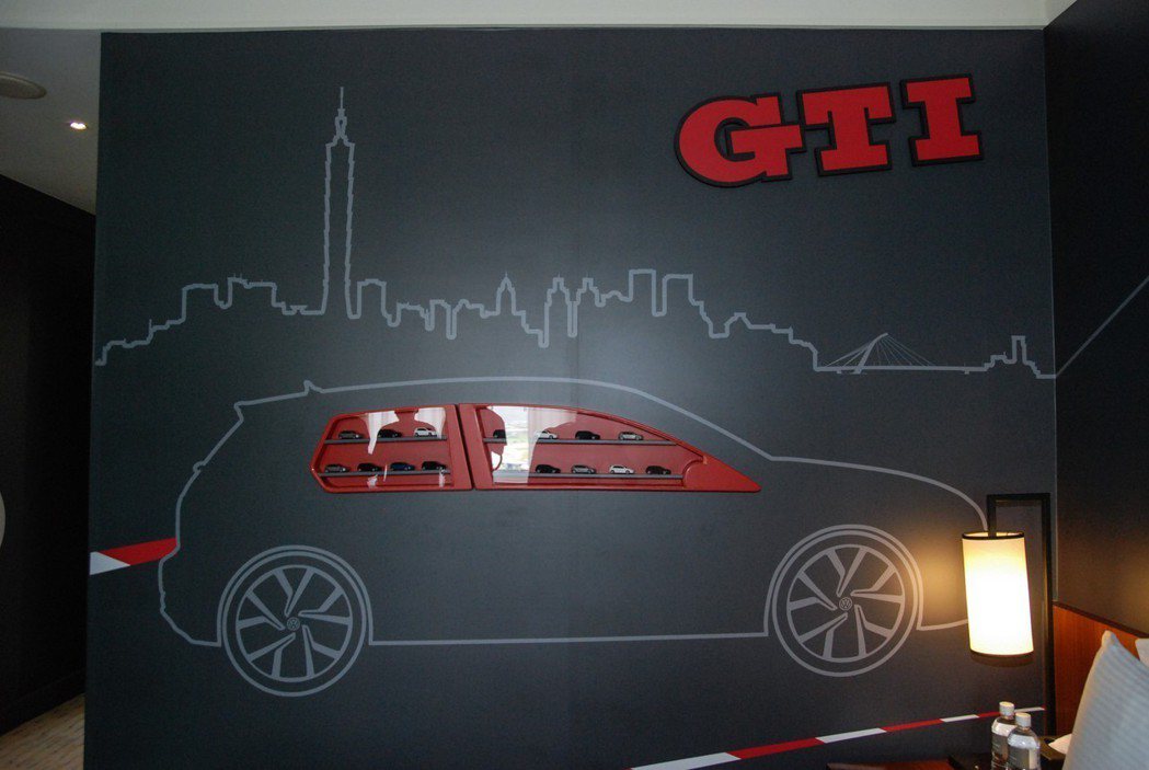 GTI 性能房中還具有一面 1:70的展示模型，在黑、紅雙色為主的房色設計下，能...