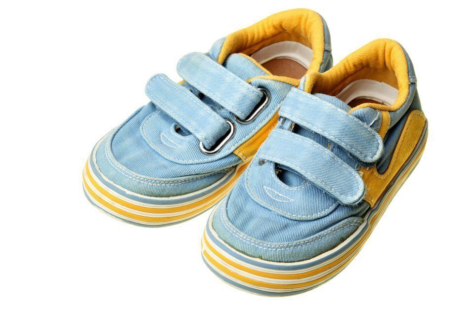 2款於花蓮縣販售的童鞋塑化劑超標，已要求下架限期改善。（僅示意圖，非文中童鞋）