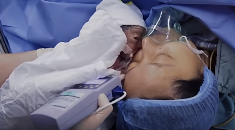 張麗君依偎著剛出生的寶寶。取自YouTube