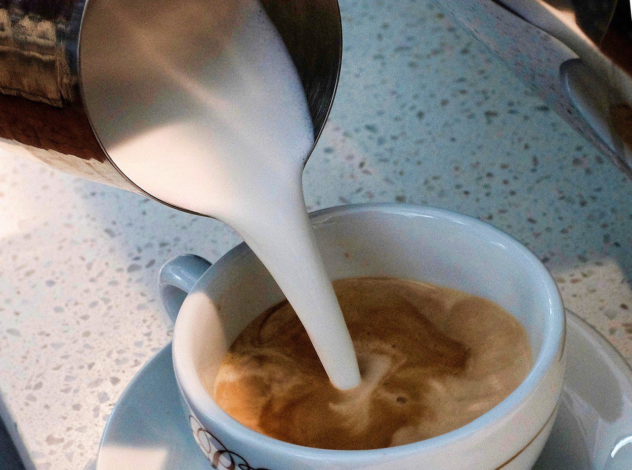 美國洛杉磯法官裁定，星巴克和其他咖啡店必須在加州販售的咖啡產品上標示癌症警語。美聯社