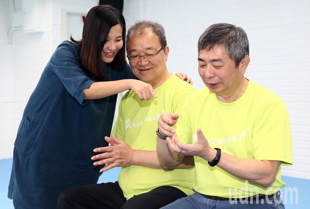 台灣失智症協會設立Young記憶會館，為年輕型失智症患者提供治療服務。治療師黃暐筑(左)利用戲劇課程，引導失智朋友在遊戲中找回信心。記者杜建重／攝影