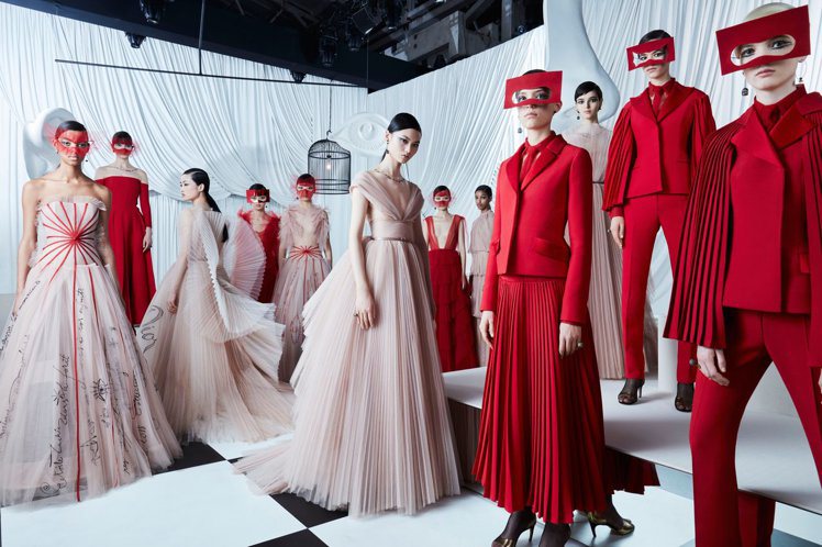 Dior上海大秀全新亮相的10套高級訂製服服裝以扇子為創作靈感，並以紅色為貫穿創作的視覺元素。圖／迪奧提供