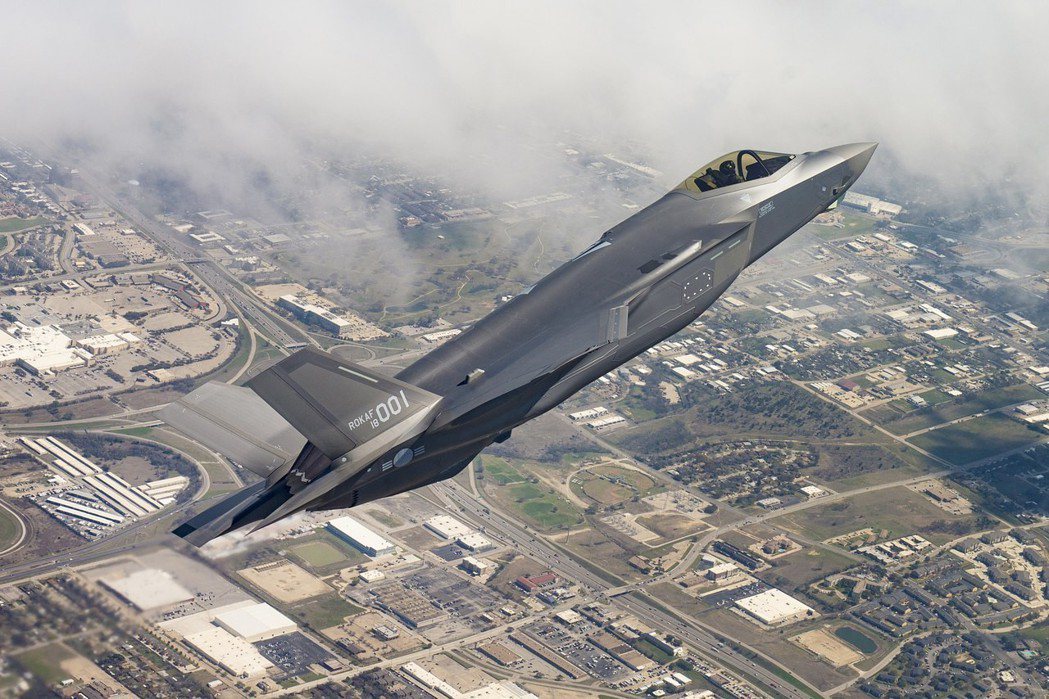 洛馬交付南韓首架F-35A戰機試飛時的畫面 。 歐新社