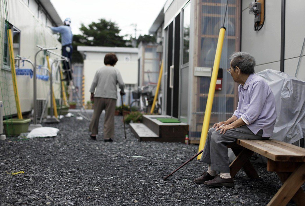 NHK報導，311後，在臨時避難住宅發生的死亡和自殺有增無減。圖為位於岩手縣陸前高田市的臨時避難住宅，攝於2011年9月。 圖／美聯社