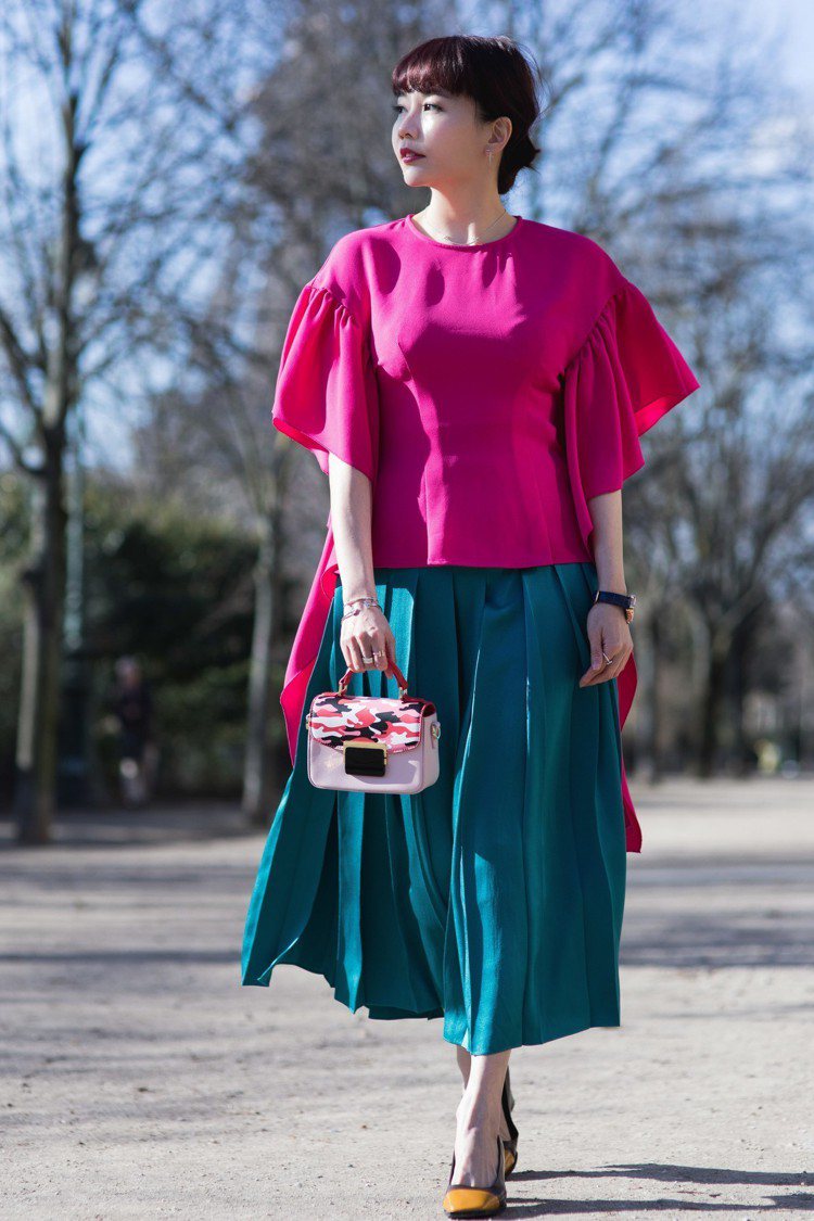 來自台灣的時尚部落客浿機，在巴黎時裝周的街拍中以對比色飄逸裙裝搭配 Folli ...
