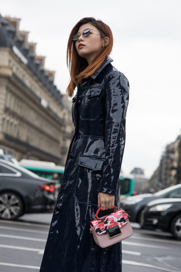 香港造型師 Chloe Mak 以迷彩方包點綴黑色的個性穿搭。圖／Folli F...