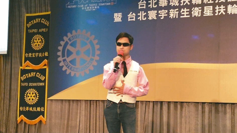 視障街頭歌手徐承邦已發行三張專輯，歌聲充滿感情。 記者莊琇閔／攝影