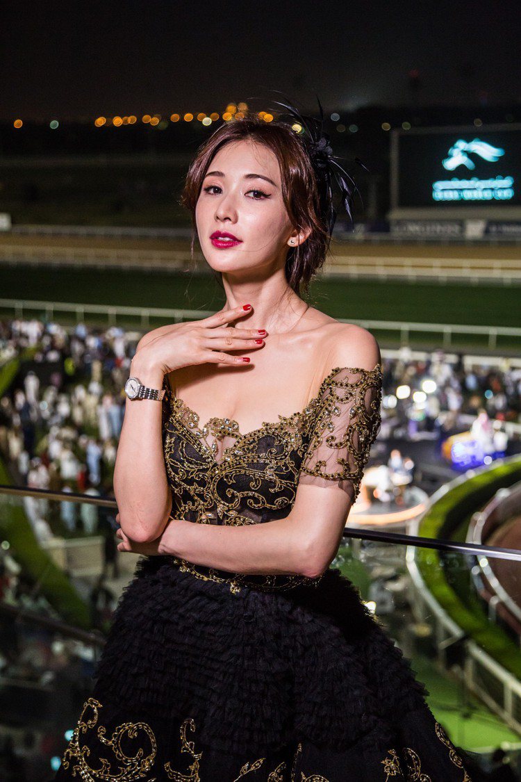 林志玲換上公主裝、配戴浪琴表Record 開創者腕表，華麗現身「杜拜世界盃賽馬日」。圖／浪琴表提供