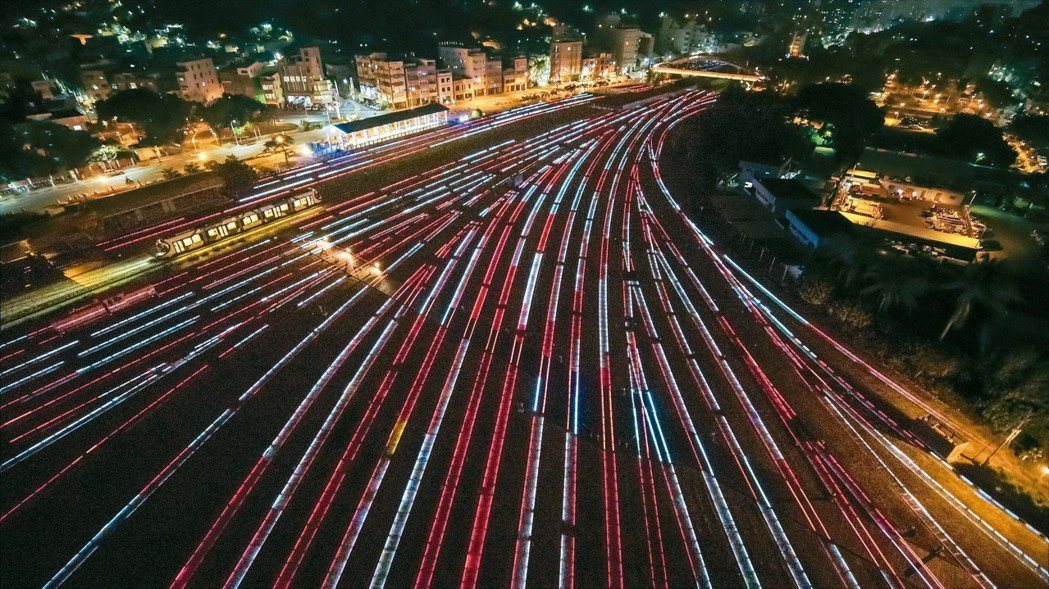 駁二藝術特區4月啟動「哈瑪星光任務」，國內外藝術家運用程式編碼和音樂結合LED燈條，創作大型地景光藝術作品，讓光在舊鐵道上運行，點亮百年鐵道。 記者蔡容喬／攝影
