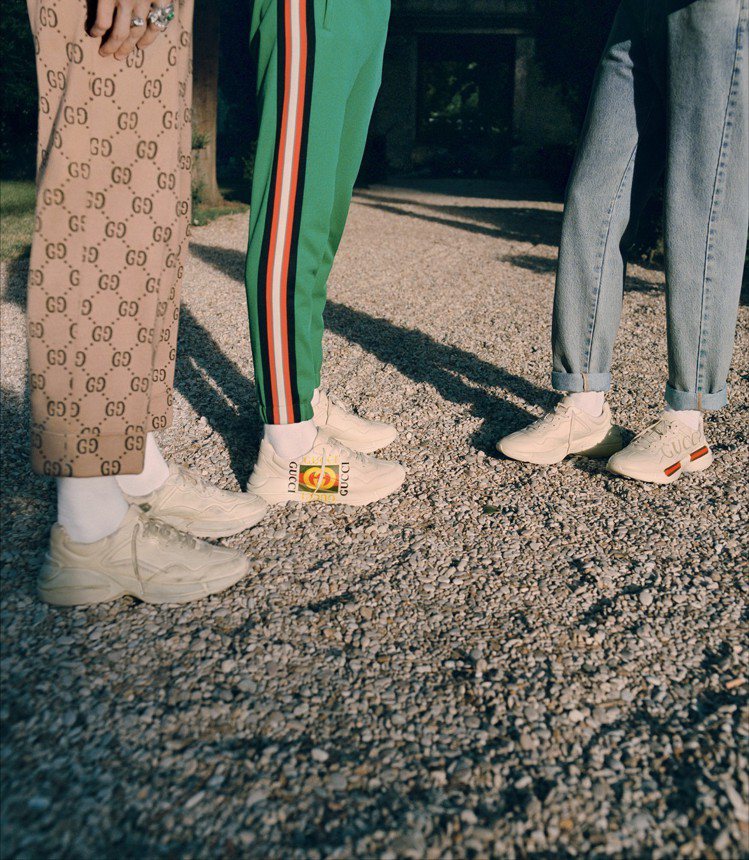 Gucci早春系列所推出的Rhyton男鞋以白鞋基底搭配品牌Logo、織帶元素及仿舊處理手法，融入古希臘神話形狀如獸角的飲酒杯意涵，象徵力量與智慧。圖／Gucci提供