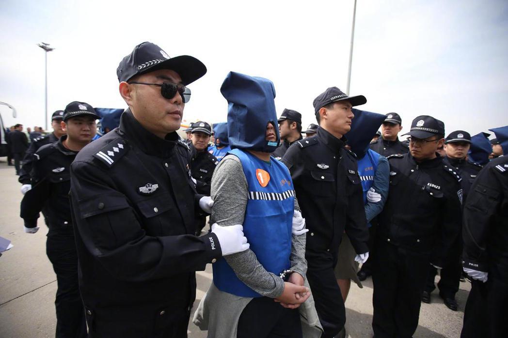 昨日，78名台灣電信網路詐騙嫌犯被大陸公安機關從菲律賓押解回大陸。
 圖／摘自...