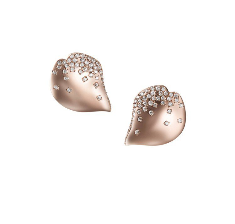 MIKIMOTO Pétales Collection Les Pétales de Ginza 18K粉紅金櫻花鑽石耳環，216,000元。圖／MIKIMOTO提供