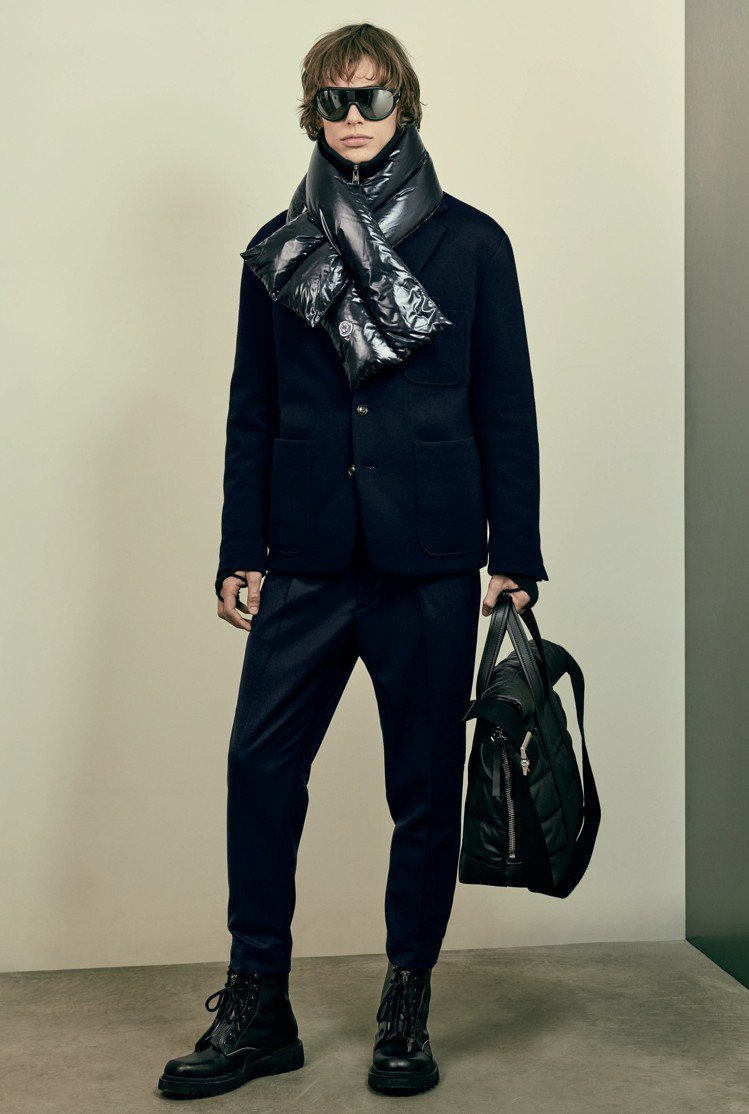 MONCLER黑色羽絨交叉圍巾，售價9,000元。圖／MONCLER提供