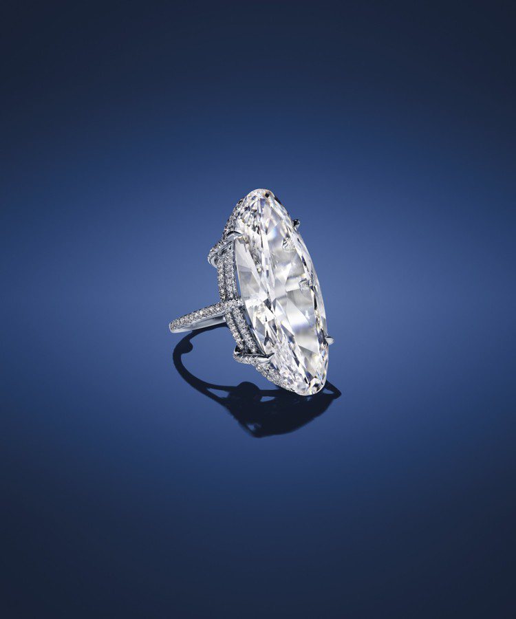 珠寶藝術家JAR的一枚名為「Thread」的22.76克拉馬眼型切割D級VVS1、TYPE IIA美鑽鑽戒，估價在7,330萬元以上。圖／佳士得提供
