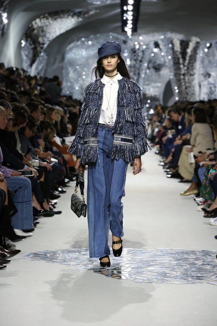 林心如演繹此款羊毛呢雙排釦大衣。圖／Dior提供