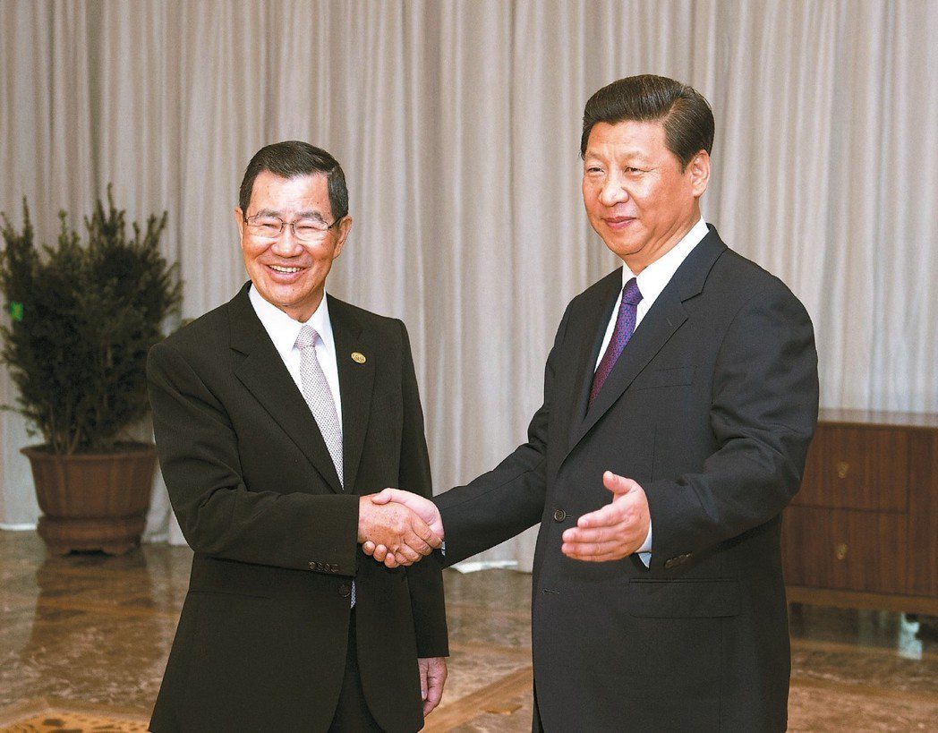 中共總書記習近平（右）曾在2013年博鰲論壇會見蕭萬長。 中新社資料照片