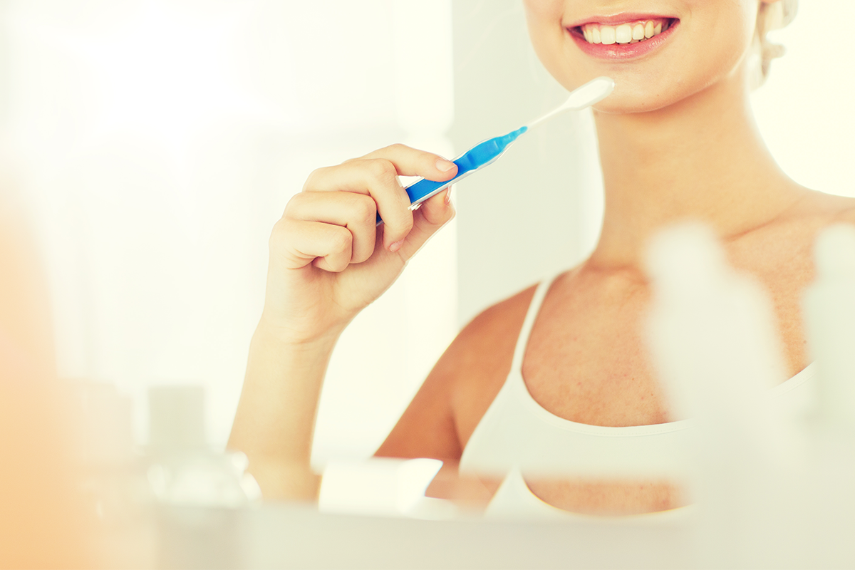 口腔醫學部牙髓及牙周病科主治醫師楊淑芬提醒，「睡前的牙齒清潔比早上的刷牙還重要，倘若習慣 1 天刷牙 1 次，寧可把刷牙時間安排在睡前」。