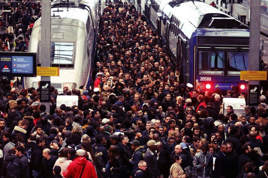 罷工日的第一天，法國高鐵TGV的發車率就銳減至常態的12%，區域鐵路更只剩下20...