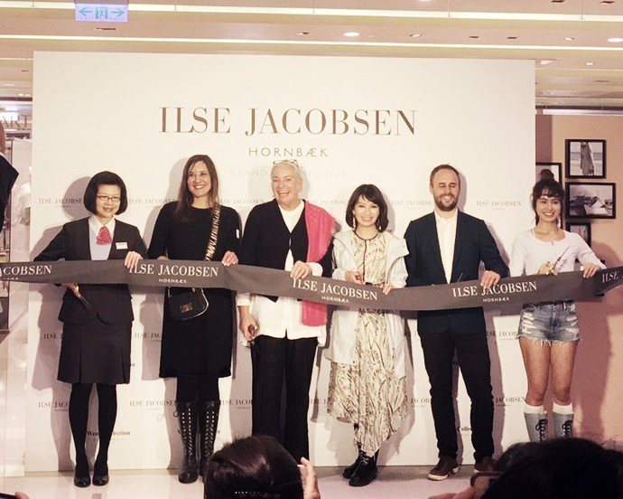品牌創始人Ilse Jacobson（左3）、Weng Collection執行長蔡佳宸（左4）、丹麥在台商務辦事處處長Nicholas Enersen（右2）為ILSE JACOBSEN台北旗艦店開幕剪綵。圖／ILSE JACOBSEN提供