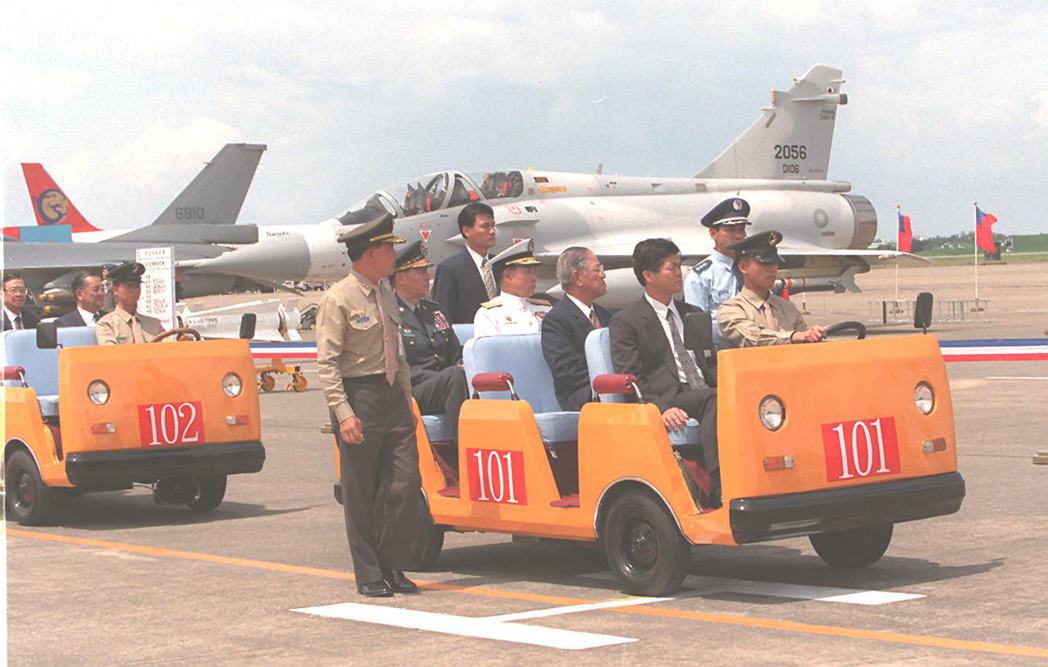 1997年，時任總統的李登輝先生擔任漢光演習的大閱官。 圖／聯合報系資料照片
