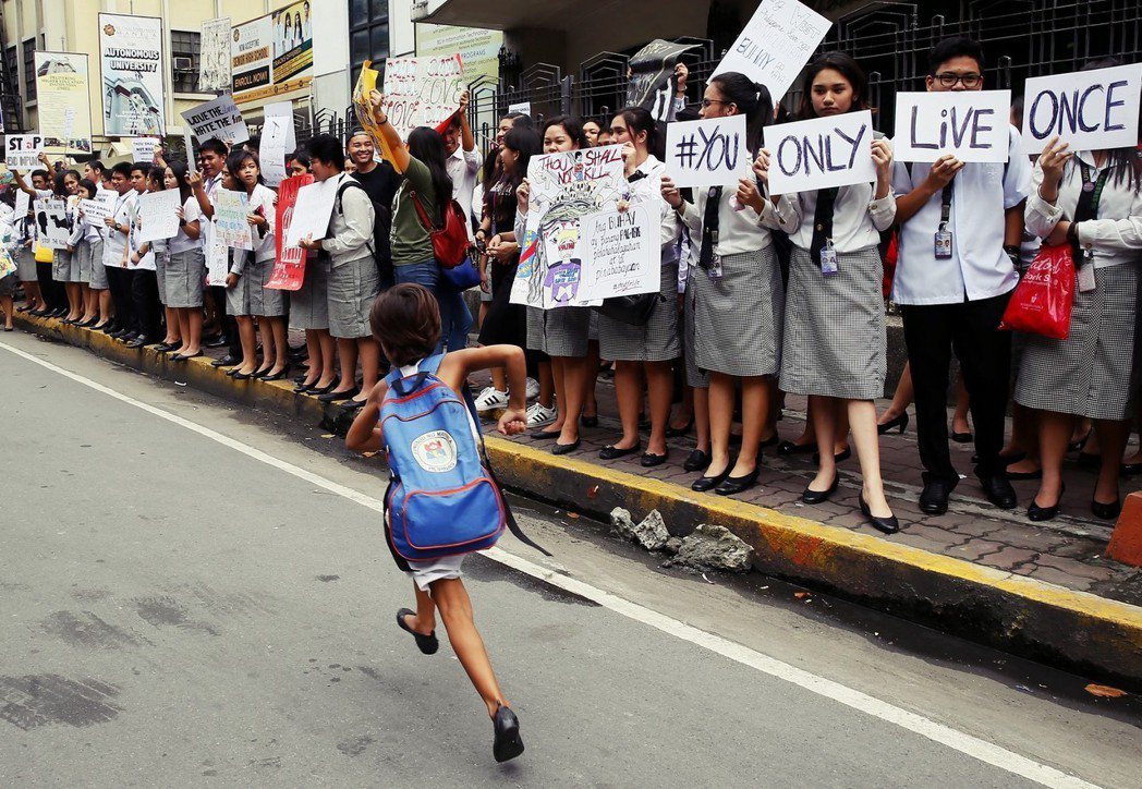 奔向前方：根據菲律賓教育部去年年初的統計資料，中小學自2012年以來的中輟生數量...