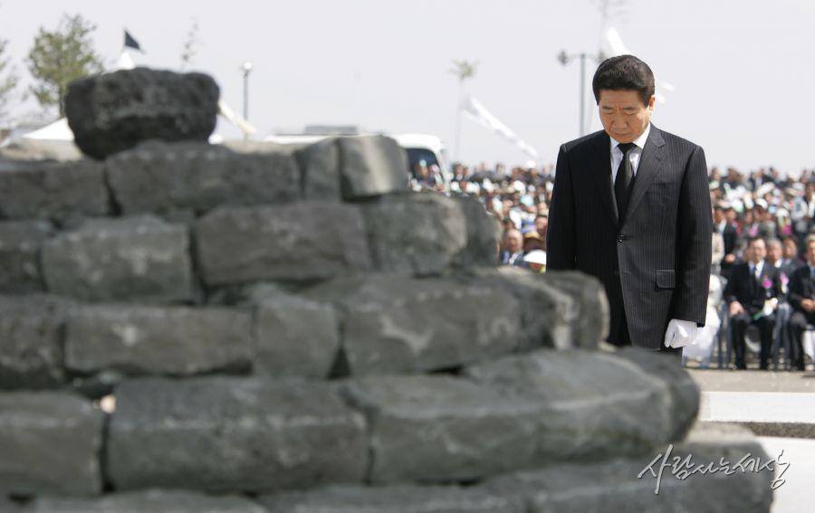 文在寅是第二位出席追悼式的韓國總統——第一位，則是2006年4月3日的盧武鉉（圖...