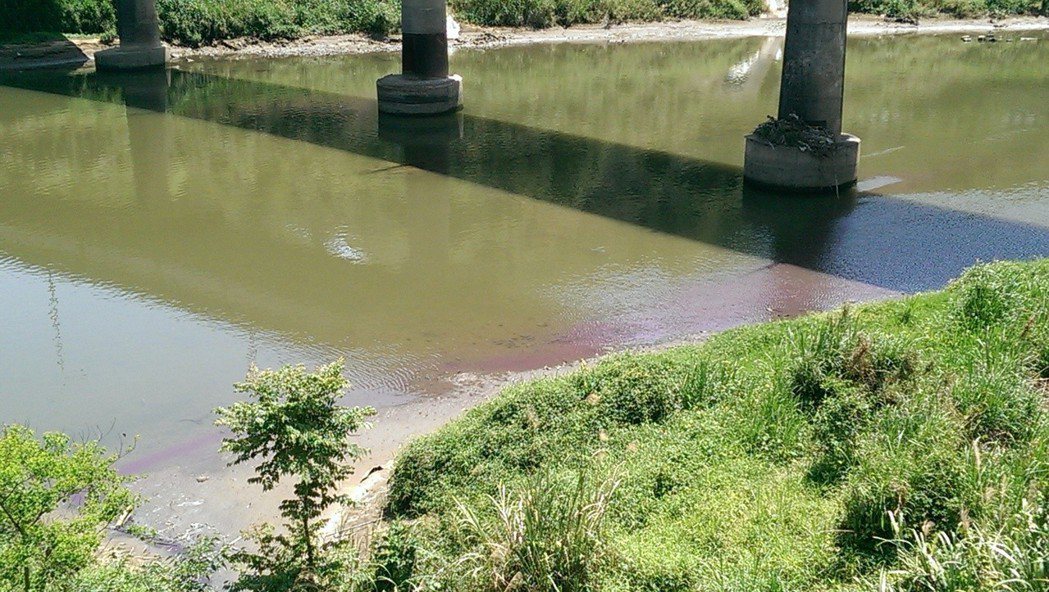 汐止南陽大橋附近基隆河9日出現紫紅色汙染廢水。圖／環保局提供