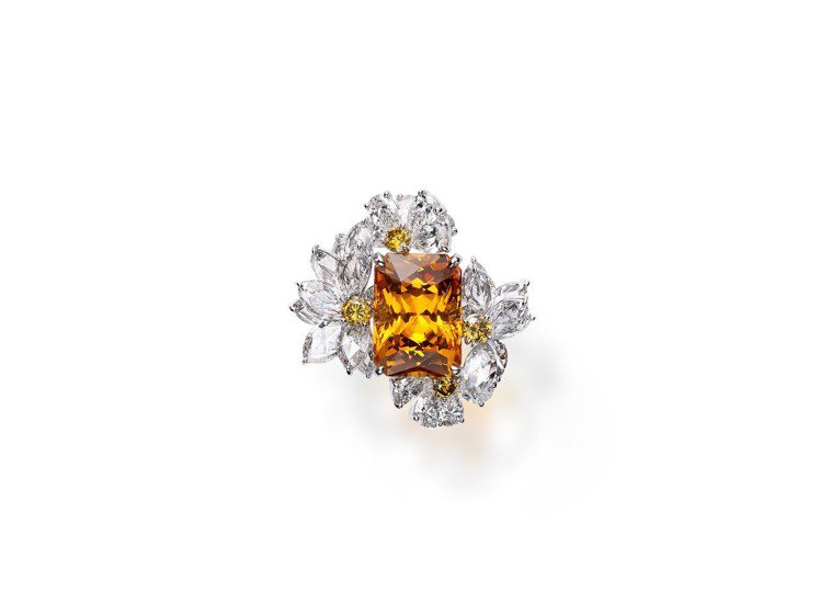 MIKIMOTO Praise to Nature 頂級珠寶系列石榴石鑽石鉑金戒指，730萬元。圖／MIKIMOTO提供