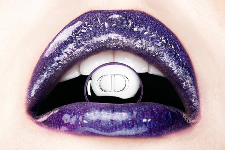Dior癮誘超模漆光俏唇露色號#898。圖／Dior提供