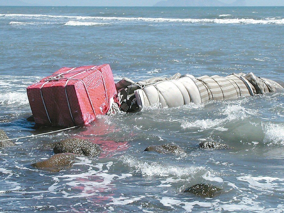 2003年，海龍潛艦在宜蘭外海演練，一枚作戰用魚雷射出後即失聯，數小時後被發現躺...