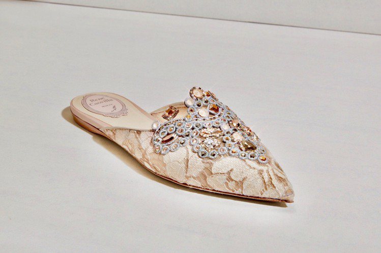 裸金蕾絲飾彩寶穆勒鞋，售價35,000元。圖／RENE CAOVILLA提供