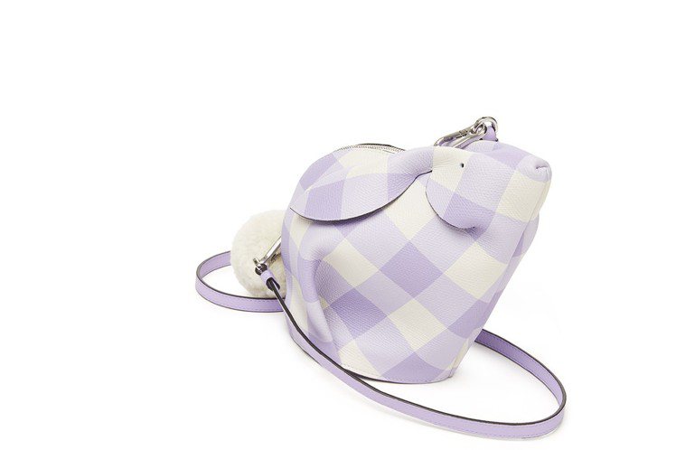 粉紫格紋Bunny Bag，售價51,000元。圖／LOEWE提供