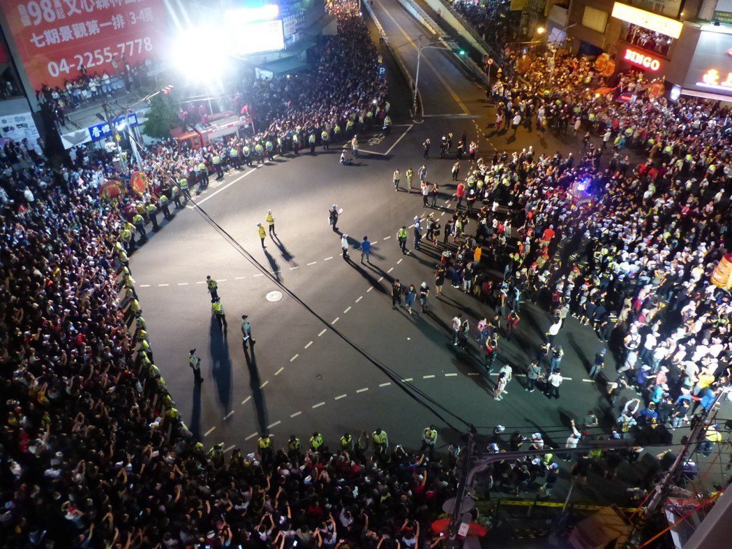 警方將人群隔開，大甲媽祖昨天順利通過彰化市民生地下道。 記者劉明岩／攝影