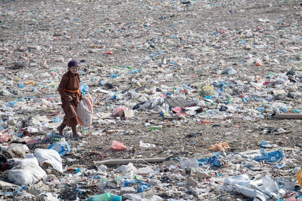 在烏蘭巴托市郊，許多家庭因為貧窮，只好住在垃圾場附近，靠著在垃圾堆中撿拾回收物品...