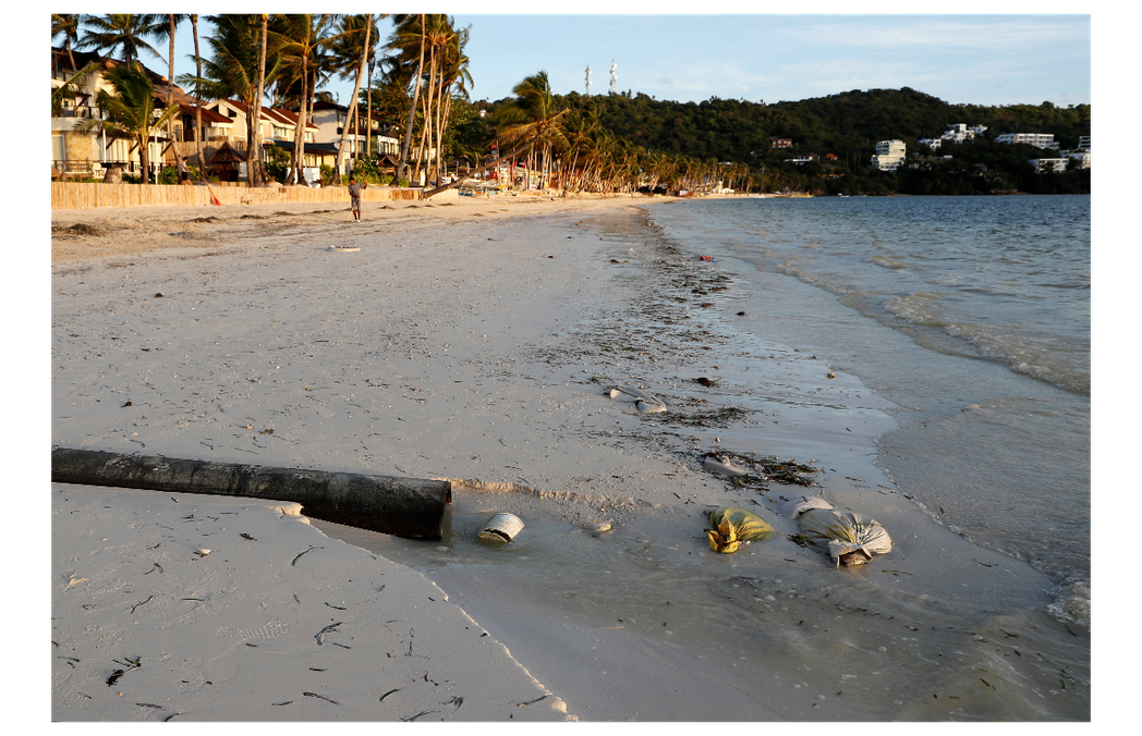一條水管直接將汙水排放到菲律賓長灘島的布拉伯海灘。 （路透）