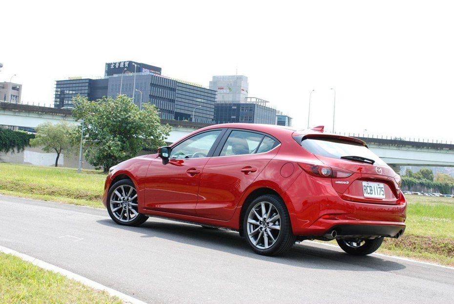  18 年式Mazda3在售價不變的前提下，在尊榮安全型以上導入 SCBS-F 前行都會煞車輔助系統、高階旗艦車型增添 MRCC 主動定速巡航系統。 記者林鼎智／攝影