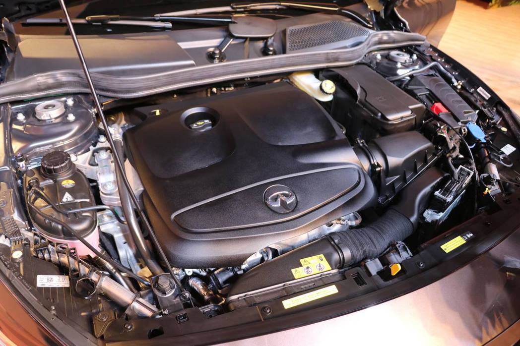 INFINITI QX30搭載2.0升高效渦輪引擎，以缸內直噴科技搭配高效渦輪增...