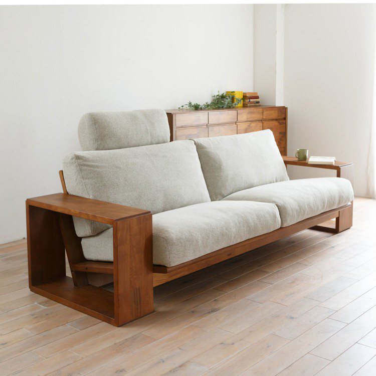 PURO系列以沙發最經典，在設計上以四方形框架做支撐，框架上方扶手可作茶几使用，兼具生活便利性。圖／ALOT Living提供