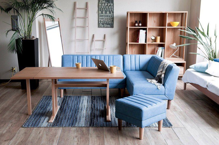 愛知縣品牌DAY的強打為Living&Dining系列，L型沙發加上小餐檯的二合一設計，可當餐桌，也可當辦公桌。圖／ALOT Living提供