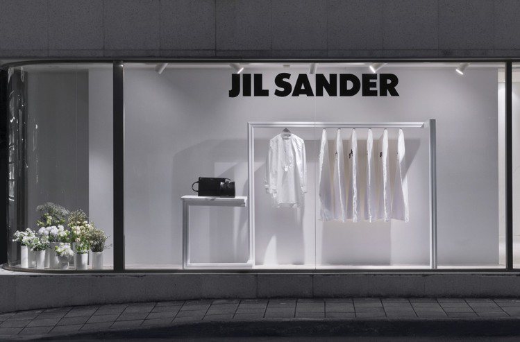 ART HAUS為JIL SANDER的7日襯衫系列打造全新的櫥窗、陳列。圖／ART HAUS提供
