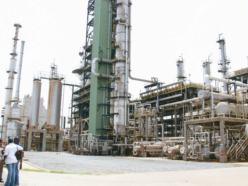 石油是迦納的重要產業，圖為特馬的一座煉油廠。 （路透）