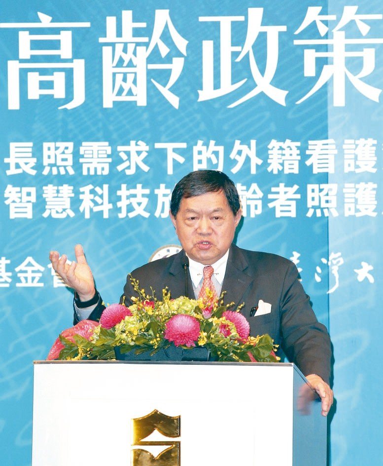 遠東集團董事長徐旭東針對高齡智慧照護等問題提出建言。
