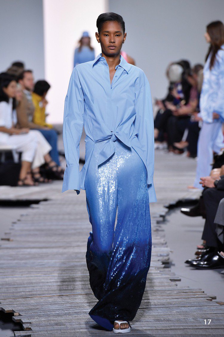 蔡依林的MICHAEL KORS Collection水藍色漸層亮片褲裝秀圖。圖／MICHAEL KORS提供