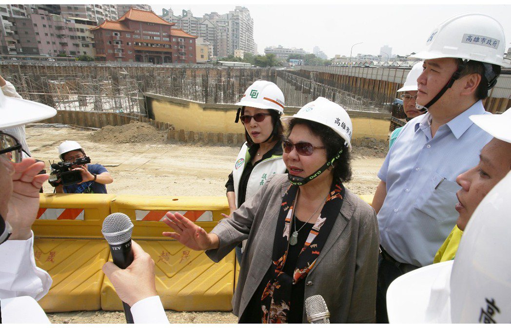 高雄市長陳菊（右二）視察新建中的十全滯洪池。記者劉學聖／攝影