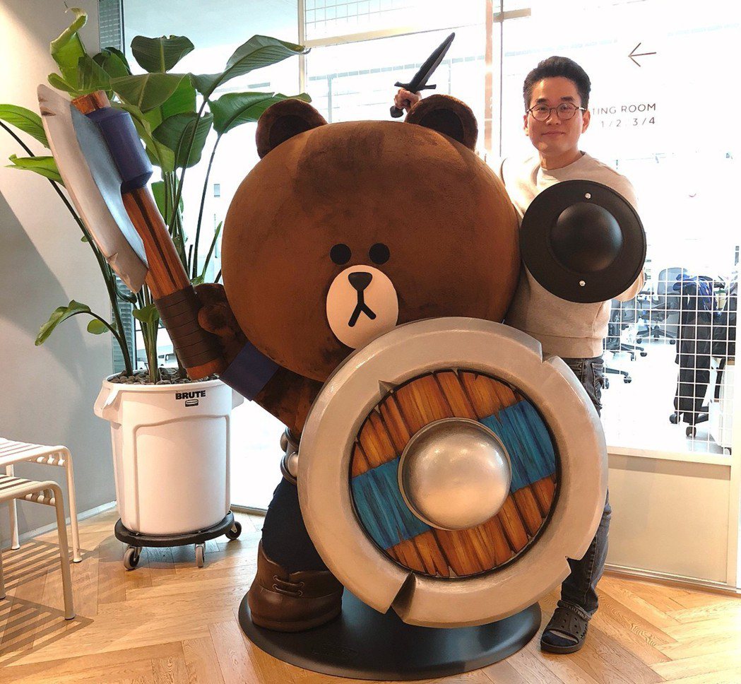 童心未泯的《LINE 熊大王國》製作人李勇鉉，與辦公室中的大型《LINE 熊大王...