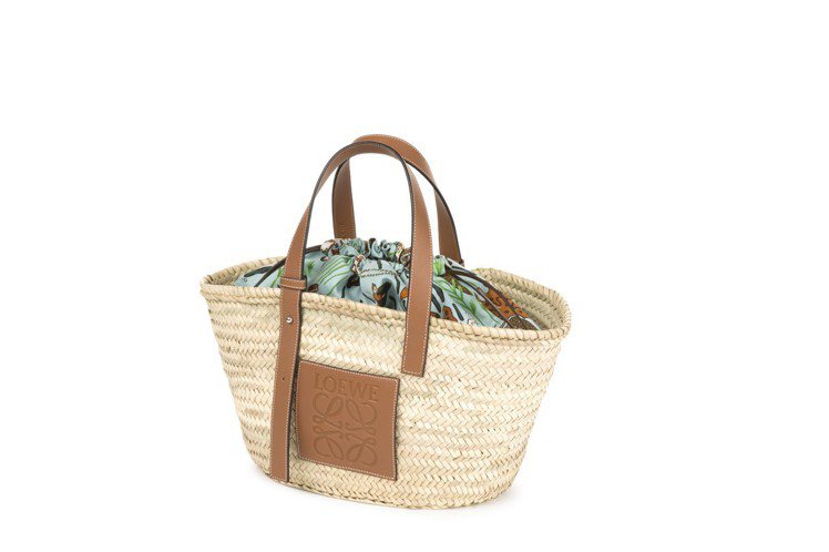 paulas ibiza Baskets自然色拼焦糖色手提包13,000元。圖／Loewe提供